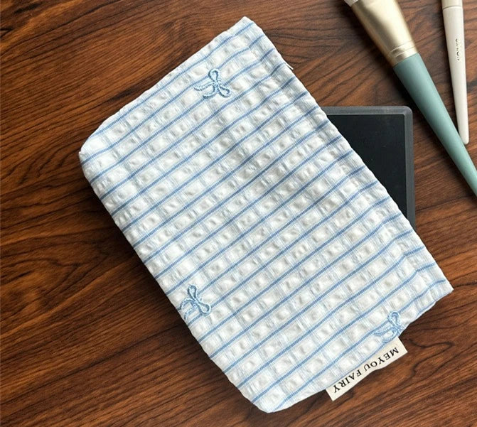Pochette bébé rayée bleue avec nœud brodé rangement couches et accessoires, tissu rayé coton mélangé