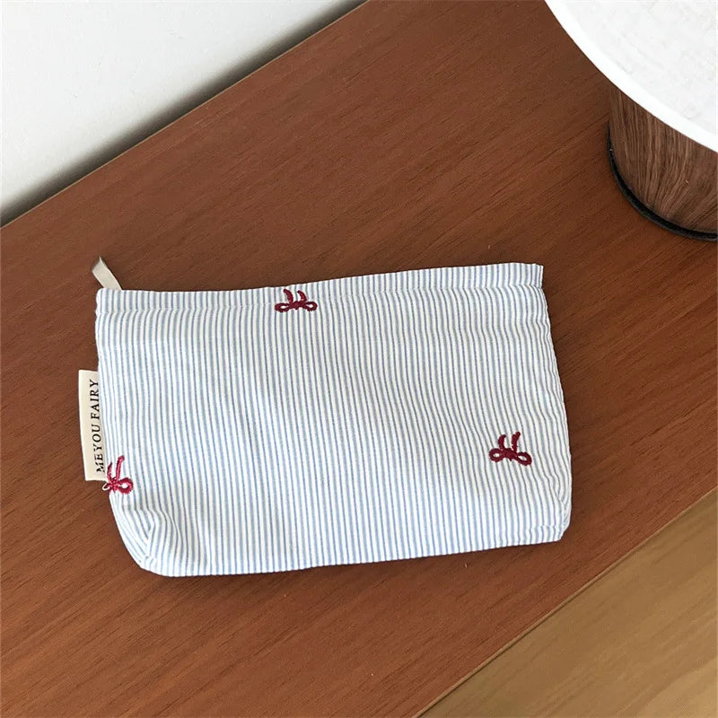 Pochette bébé rayée bleue avec nœud brodé rangement couches et accessoires