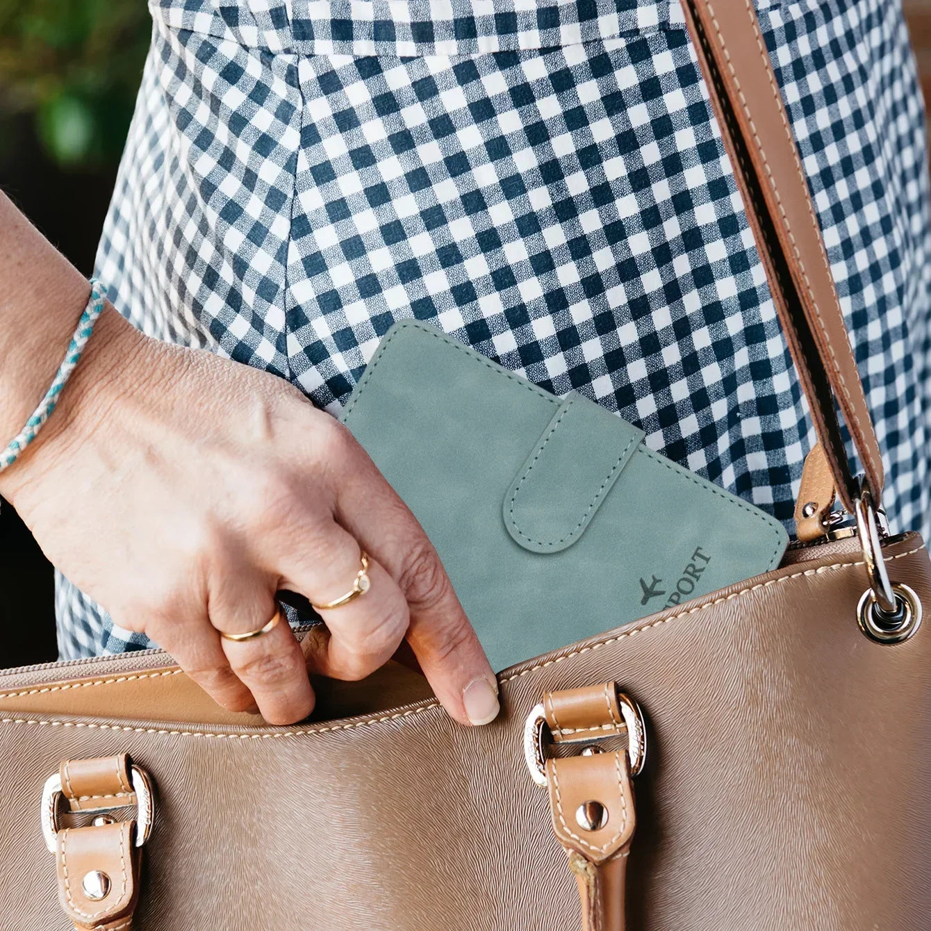 Porte-passeport PU avec fermeture et bloquage RFID