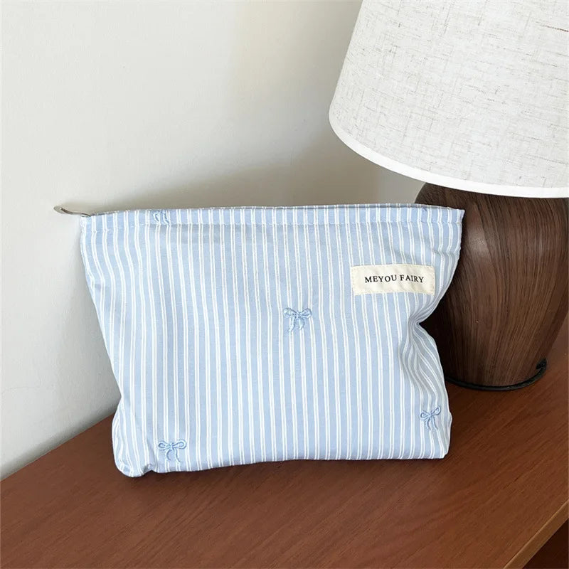 Pochette bébé rayée bleue avec nœud brodé rangement couches et accessoires