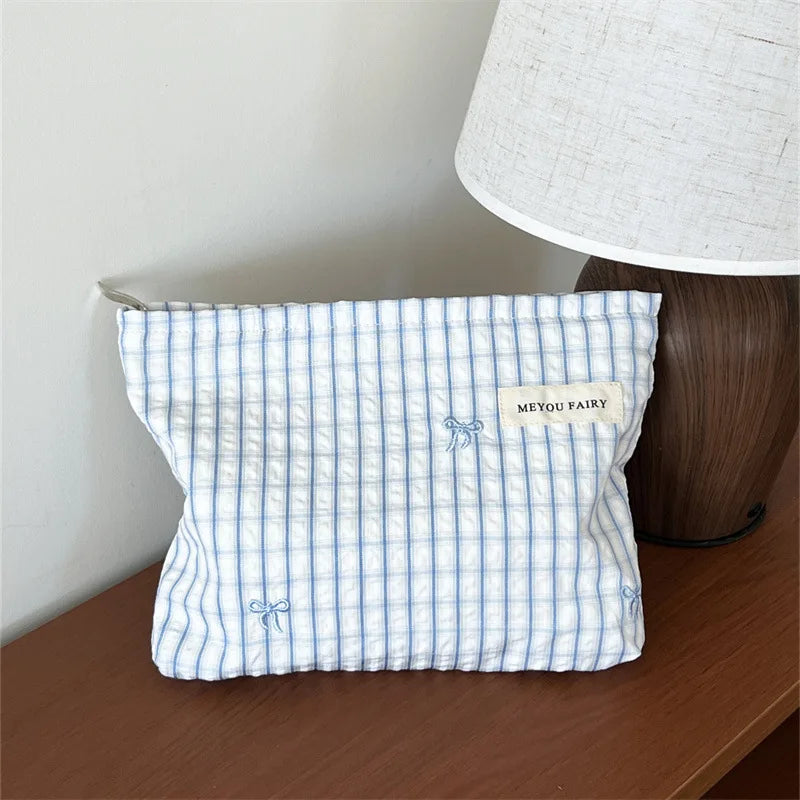 Pochette bébé rayée bleue avec nœud brodé rangement couches et accessoires