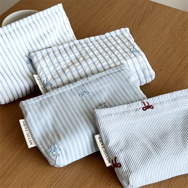 Pochette bébé rayée bleue avec nœud brodé rangement couches et accessoires