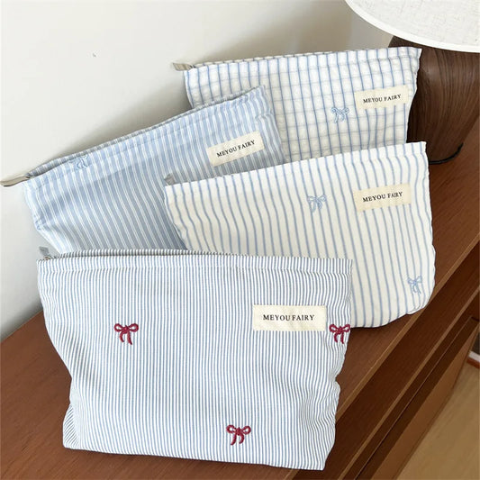 Pochette bébé rayée bleue avec nœud brodé rangement couches et accessoires