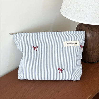 Pochette bébé rayée bleue avec nœud brodé rangement couches et accessoires, tissu rayé coton mélangé