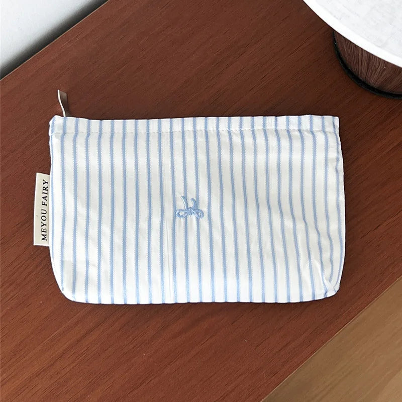 Pochette bébé rayée bleue avec nœud brodé rangement couches et accessoires