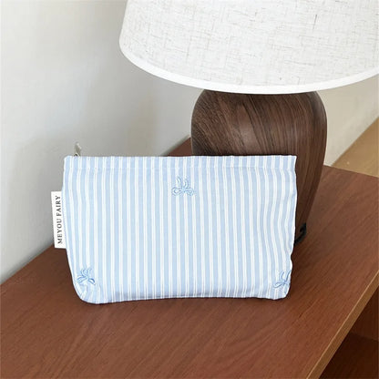 Pochette bébé rayée bleue avec nœud brodé rangement couches et accessoires, tissu rayé coton mélangé