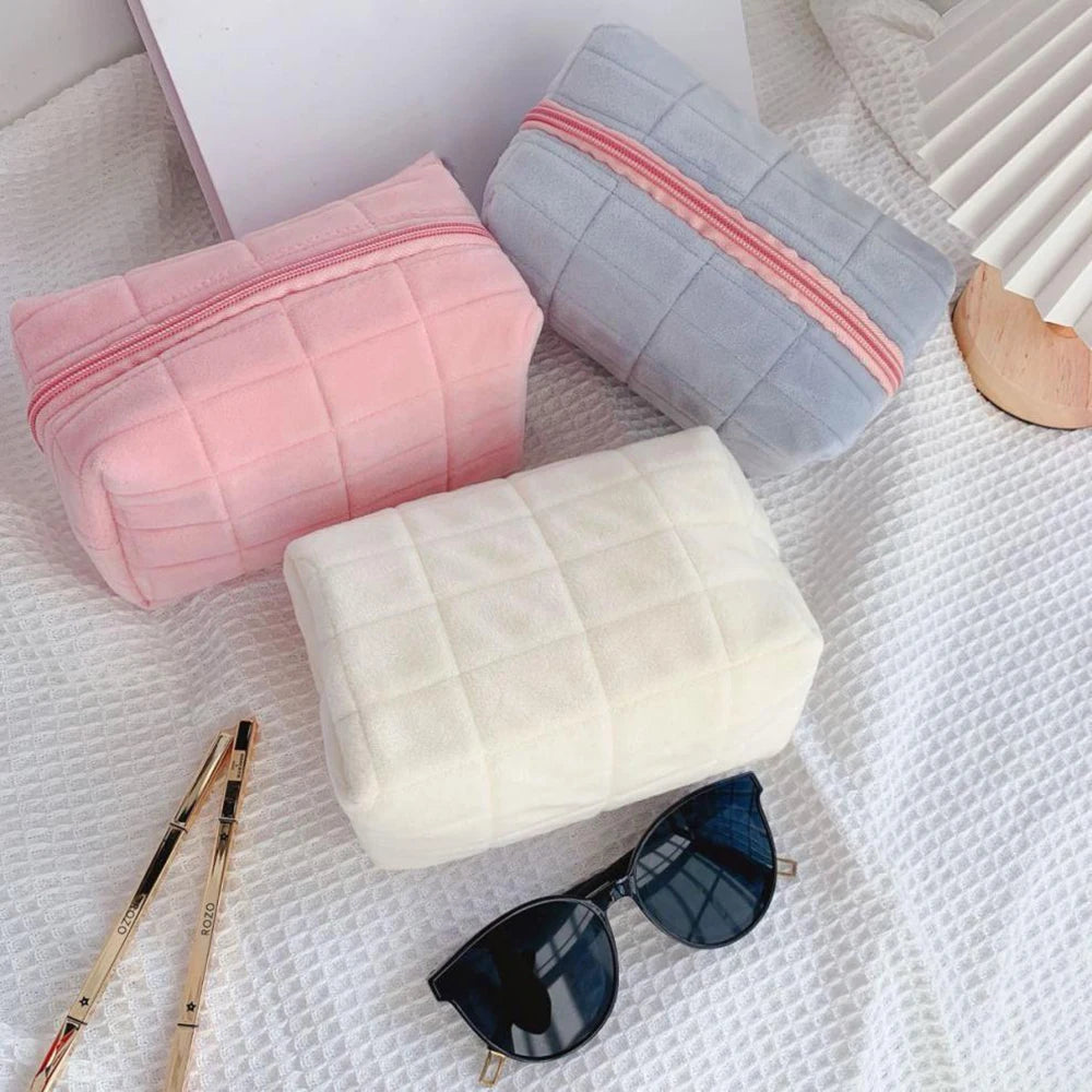 Trousse de Maquillage Peluche – Velours Doux & Compacte
