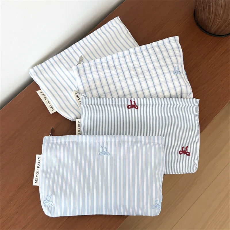 Pochette bébé rayée bleue avec nœud brodé rangement couches et accessoires