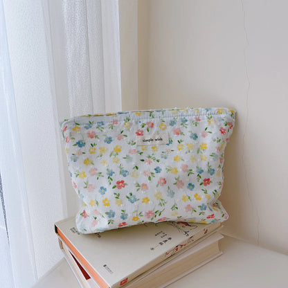 Pochette bébé fleurie rangement couches et accessoires de soin
