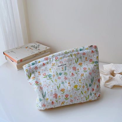 Pochette bébé fleurie rangement couches et accessoires de soin, 20 x 14 cm