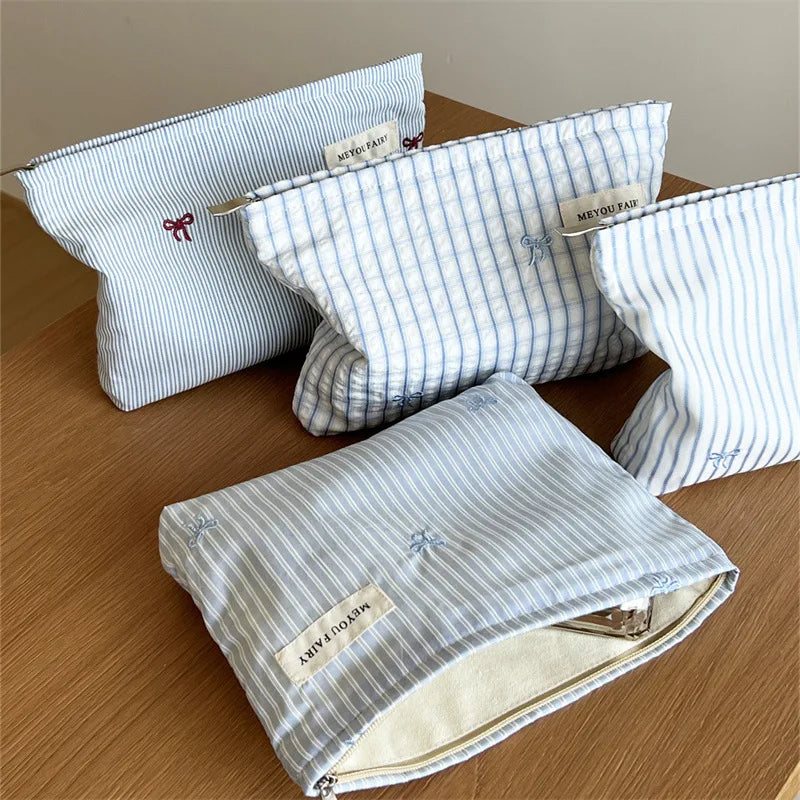 Pochette bébé rayée bleue avec nœud brodé rangement couches et accessoires