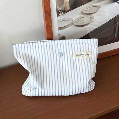Pochette bébé rayée bleue avec nœud brodé rangement couches et accessoires, fermeture éclair