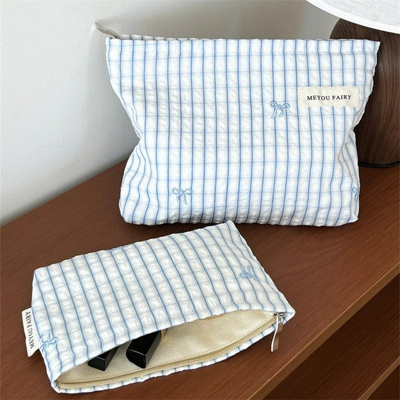 Pochette bébé rayée bleue avec nœud brodé rangement couches et accessoires